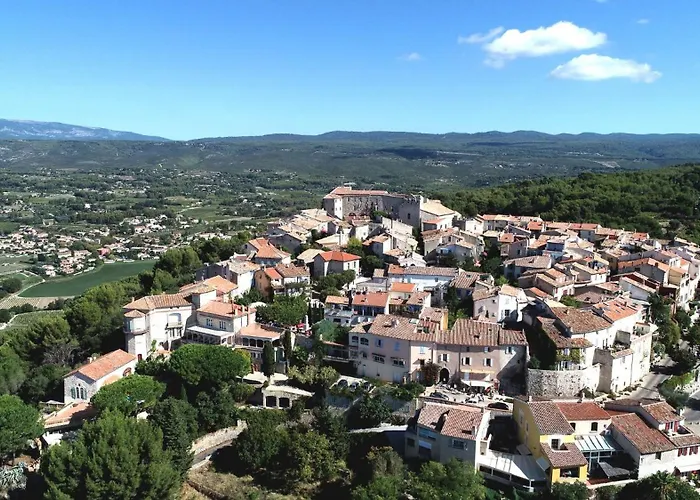 A L\'Ombre Des Pins Du Castellet